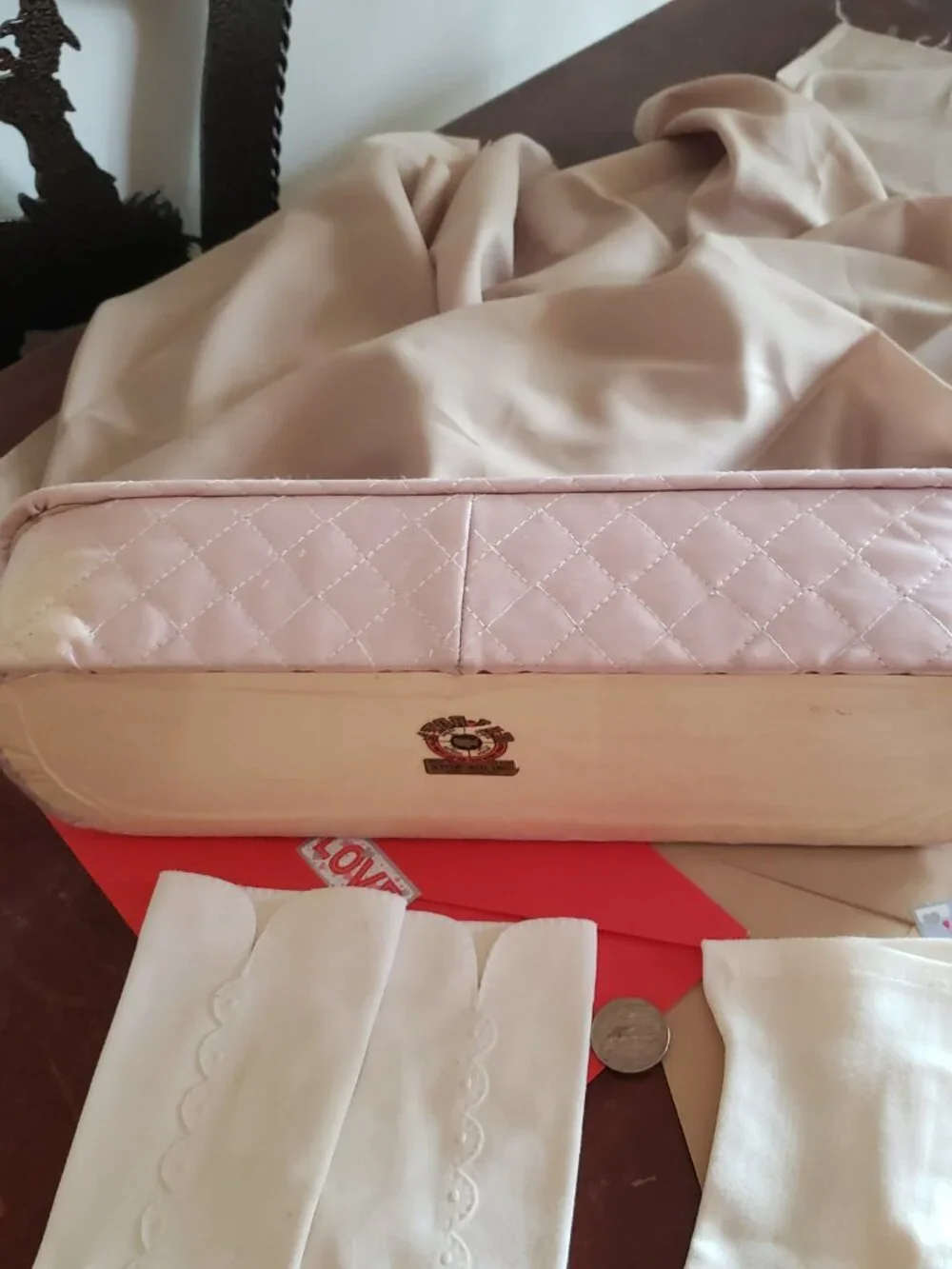 VINTAGE GLOVE BOX AND 2 PAIR OF WHITE VINTAGE VAN RAALTE AND FOWNES GLOVES